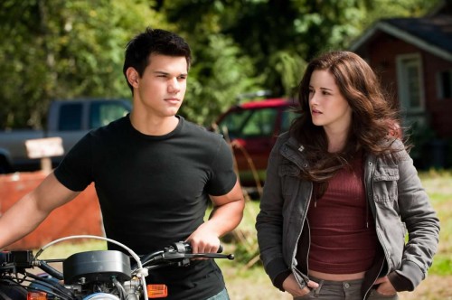 Taylor Lautner donne une motocyclette à Kristen Stewart pour sa fête