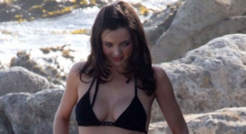 La nouvelle mère Miranda Kerr exibe sa shape parfaite en bikini