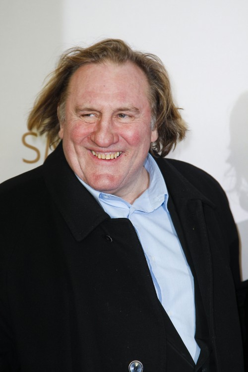 Gérard Depardieu tourne son incident dans l'avion à la blague!