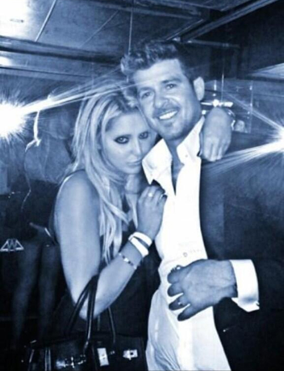 Robin Thicke Pogne Les Fesses Dune Fill