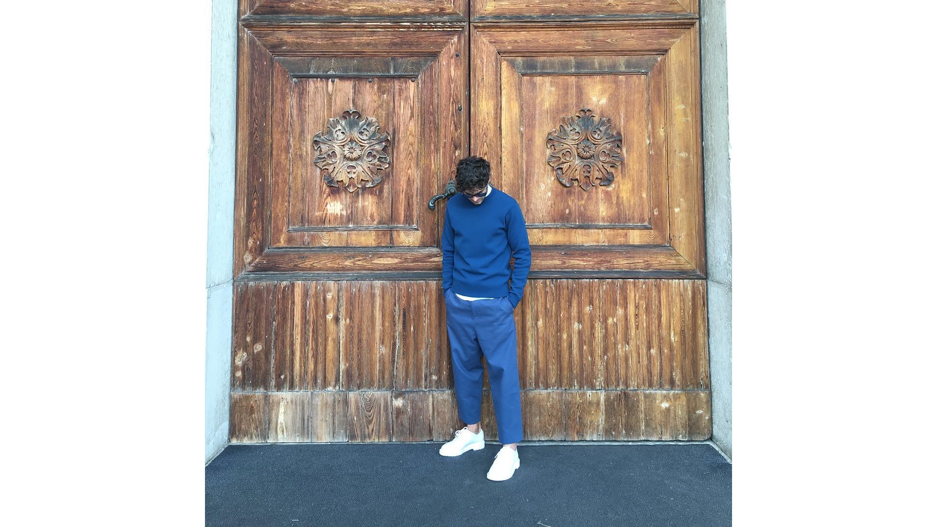 Alex Nevsky vÃªtu de bleu royal