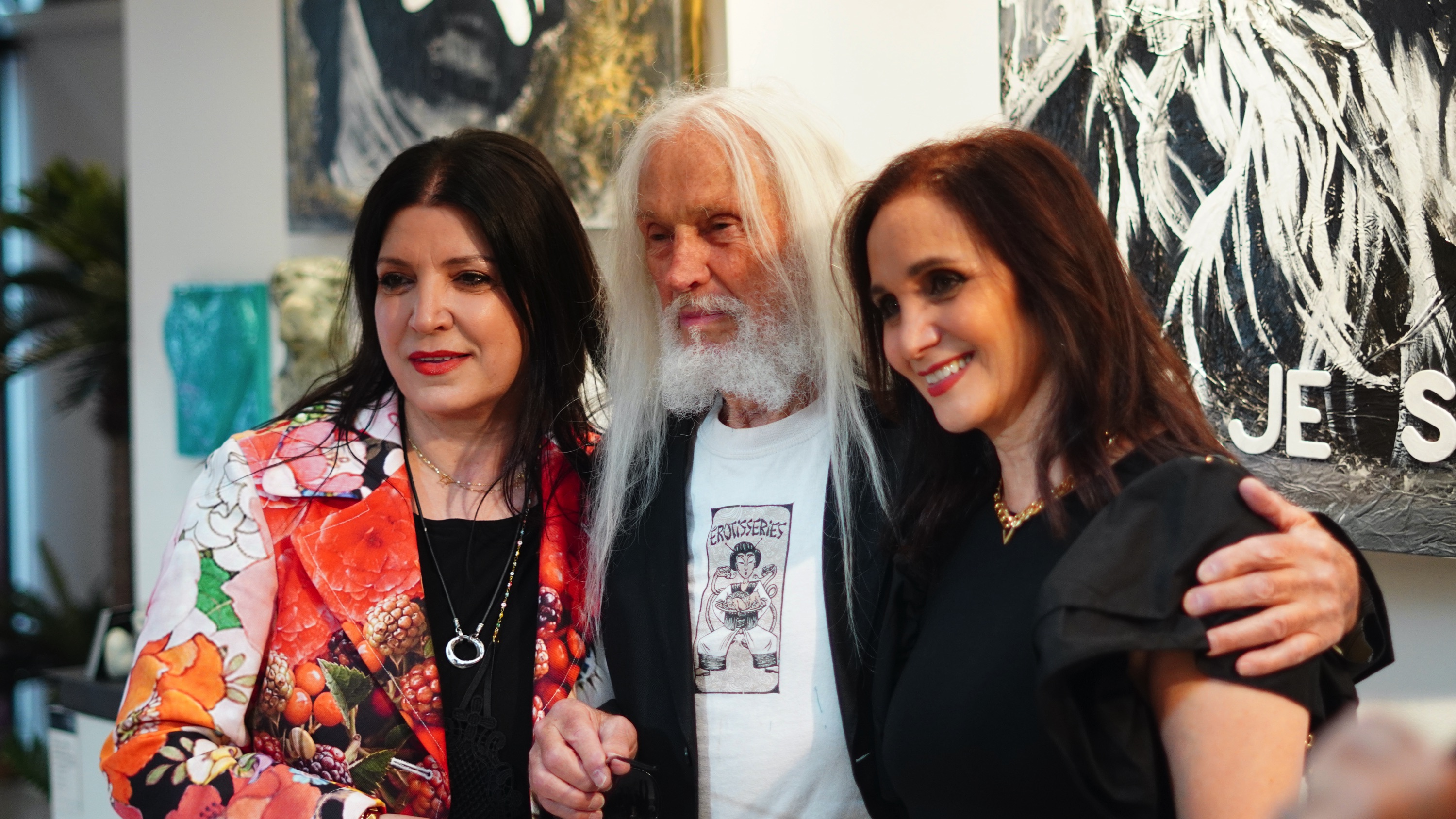 Corinne Asseraf de la Galerie 203, Armand Vaillancourt et Sophie Cohen, dont les toiles sont exposées
