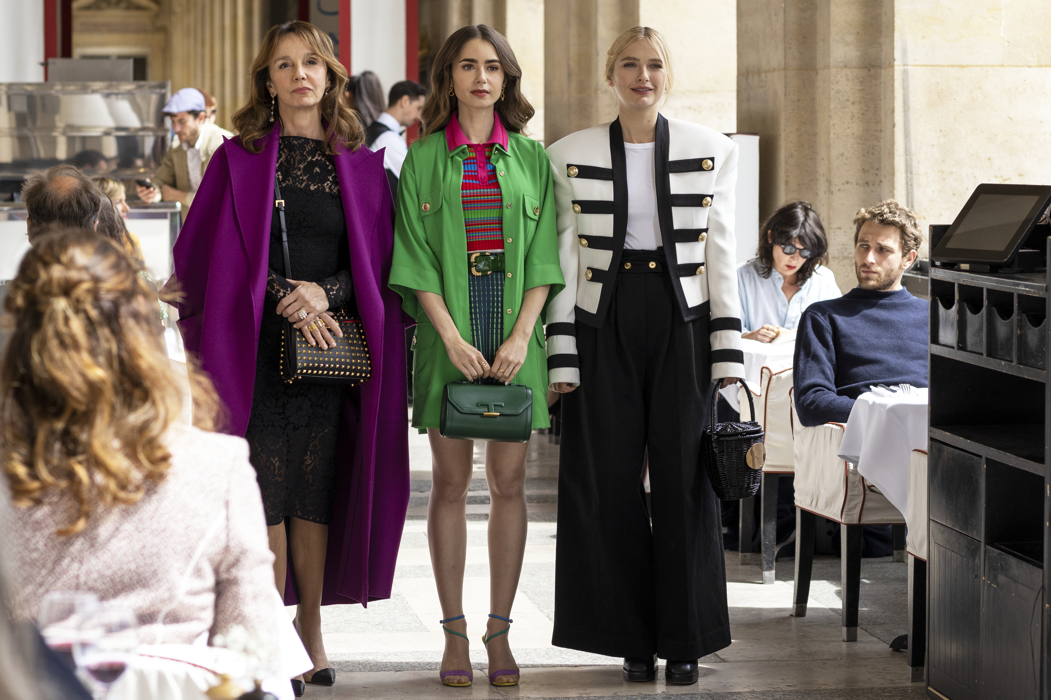 Philippine Leroy-Beaulieu dans le rôle de Sylvie Grateau, Lily Collins dans le rôle de Emily, Camille Razat dans le rôle de Camille