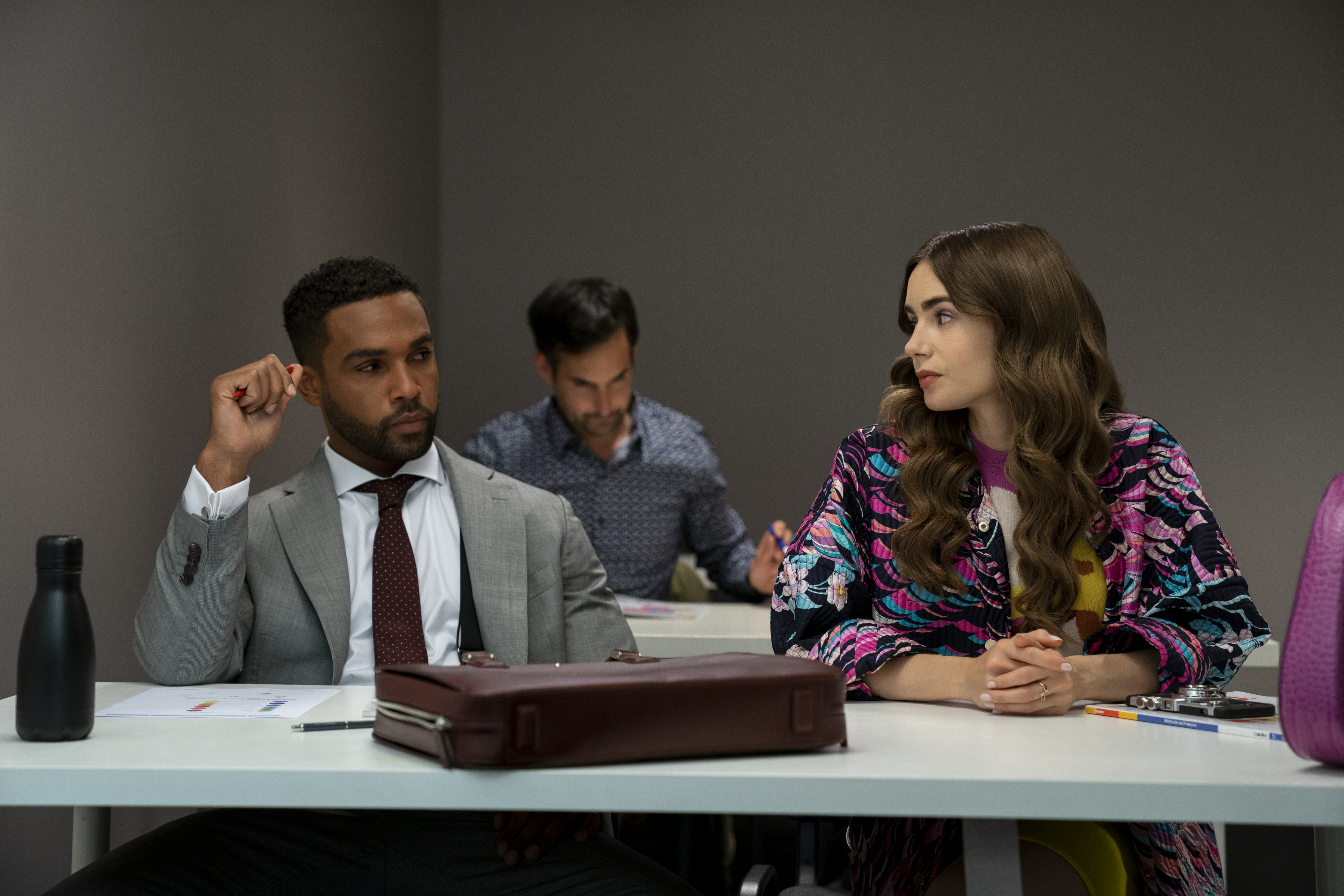 Lucien Laviscount dans le rôle de Alfie, Lily Collins dans le rôle de Emily