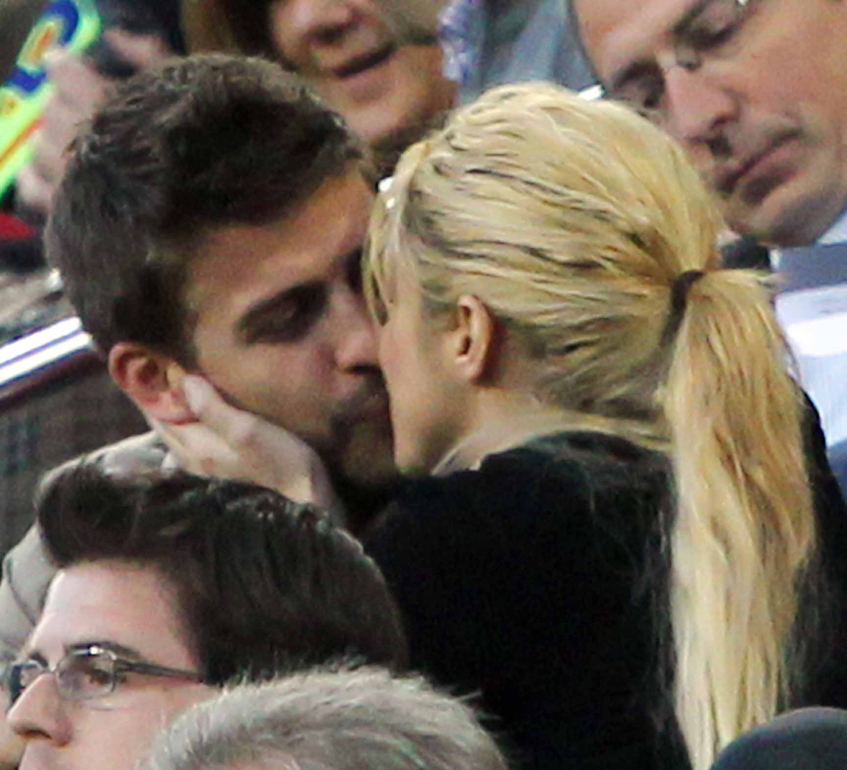 Shakira invite son chum Gerard Piqué sur stage à se shaker le bom-bom!