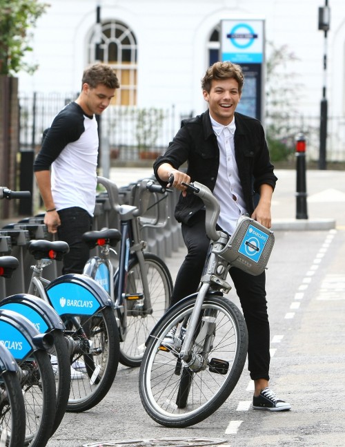One Direction annonce son nouveau single Live While We're Young