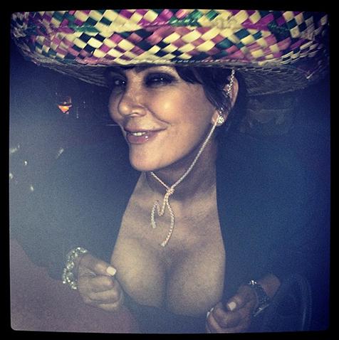 Kris Jenner se saoule et montre ses seins – FAIL
