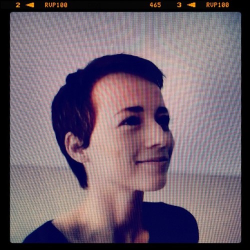 Karine Vanasse a les cheveux courts