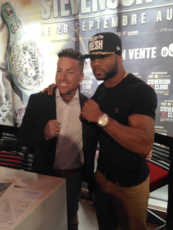 Jean Pascal fera une entrée spectaculaire dans le ring accompagné du drummer Ryan Stevenson