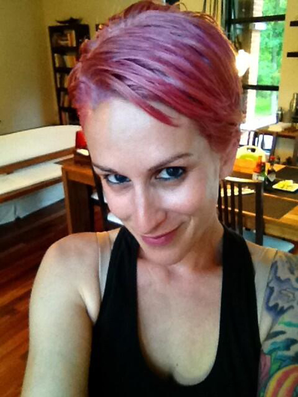 Anik Jean a les cheveux roses