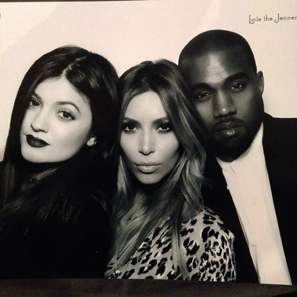 Kim Kardashian a le visage figé sur ses photos de Noël