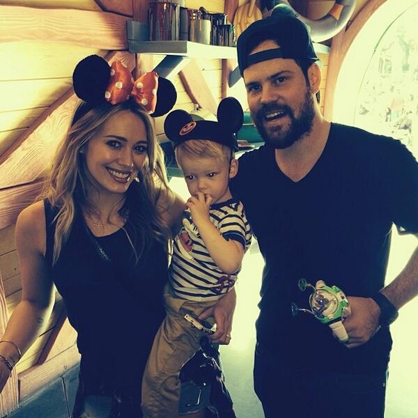 Hilary Duff et Mike Comrie amènent pour la première fois Luca à Disneyland
