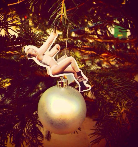 Miley Cyrus chevauche vos boules de Noël et les transforme en Wrecking Ball