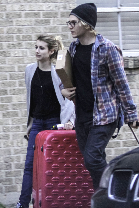 Emma Roberts et Evan Peters seraient fiancés