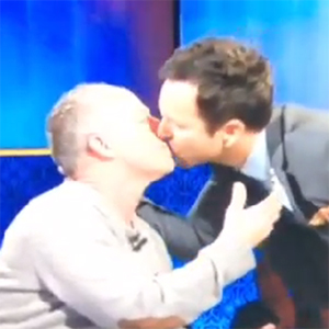Éric Salvail embrasse Guy Jodoin dans En mode Salvail
