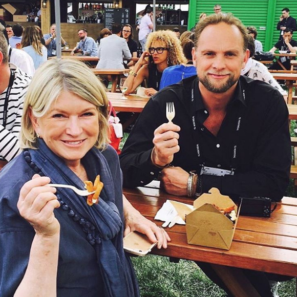 Martha Stewart mange de la poutine à Montréal