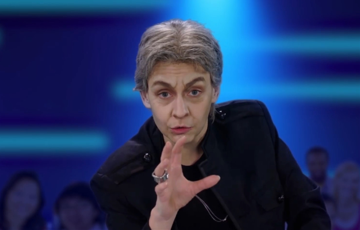 Léane Labrèche-Dor se glisse dans la peau de son père lors d'un sketch hilarant [VIDÉO]