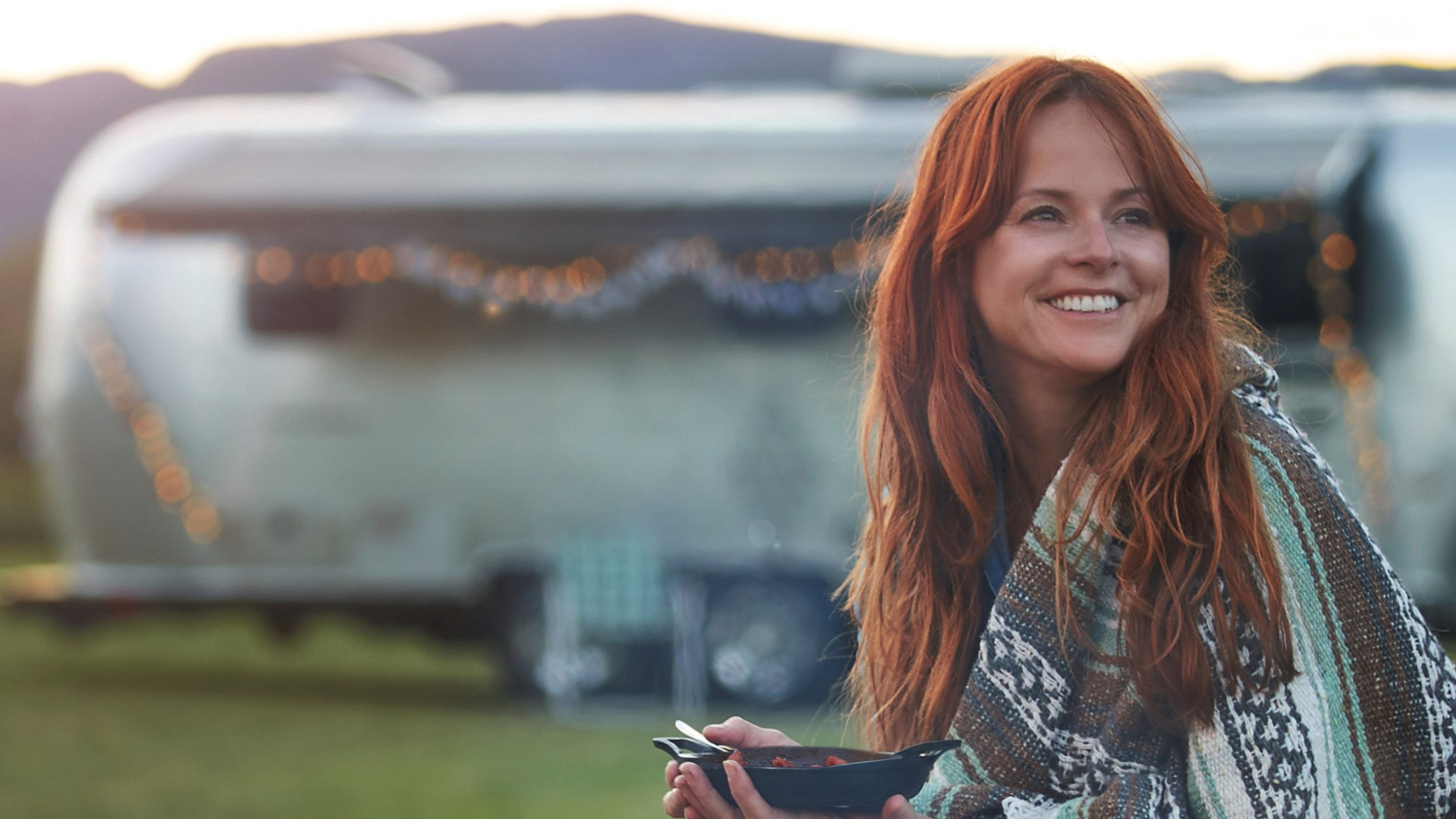 La youtubeuse Manon Lapierre lance un livre de recettes à cuisiner en camping