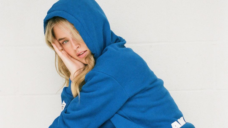 Alicia Moffet lance une deuxième collection de vêtements dès aujourd'hui!