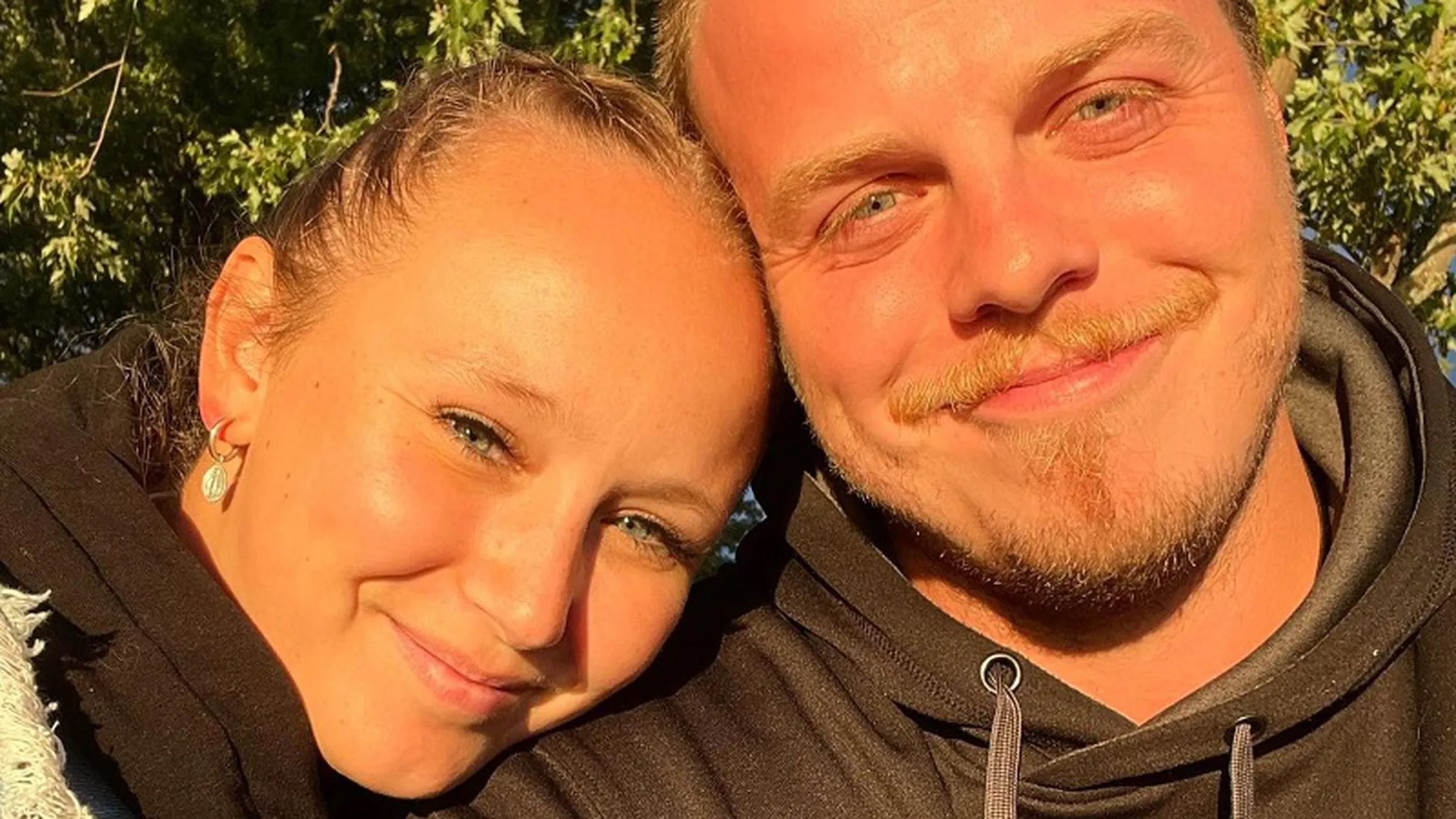 Alexa de L&#039;amour est dans le pré s&#039;ouvre sur sa grossesse et son mariage!