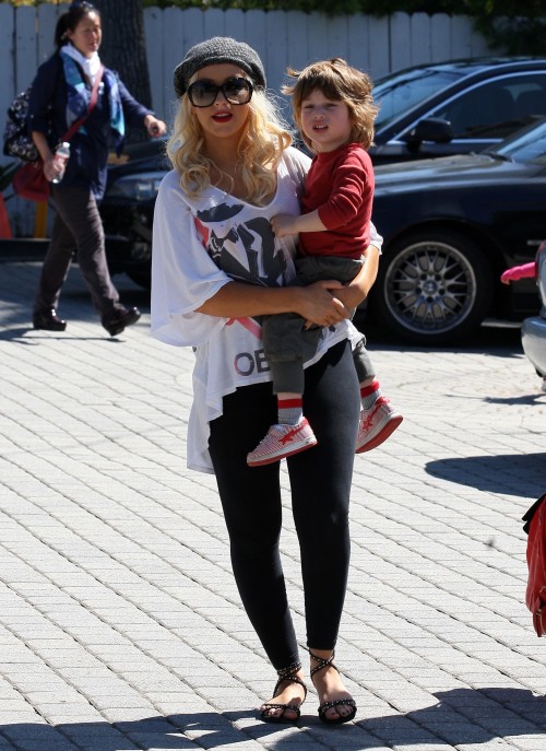 Christina Aguilera va chercher son fils à la pré-maternelle 
