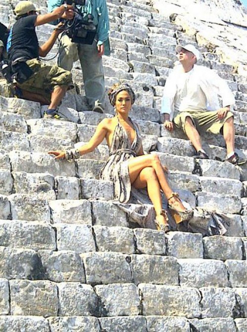 Jennifer Lopez et le look «Anaconda» pour le vidéoclip «I'm into You»