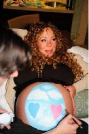 Le ventre de Mariah Carey comme oeuf de Pâques!