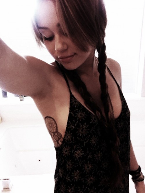 HOT or NOT: le nouveau tatoo «Chasseur de rêve» de Miley Cyrus?