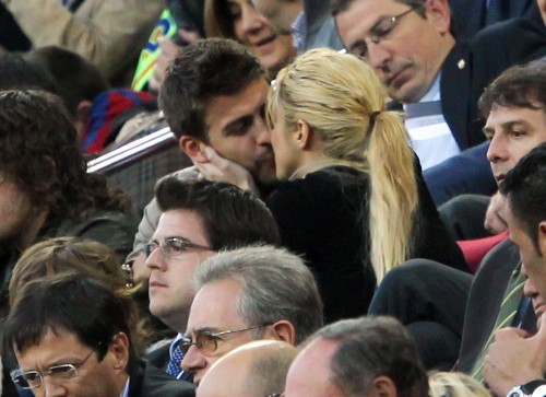 Shakira invite son chum Gerard Piqué sur stage à se shaker le bom-bom!