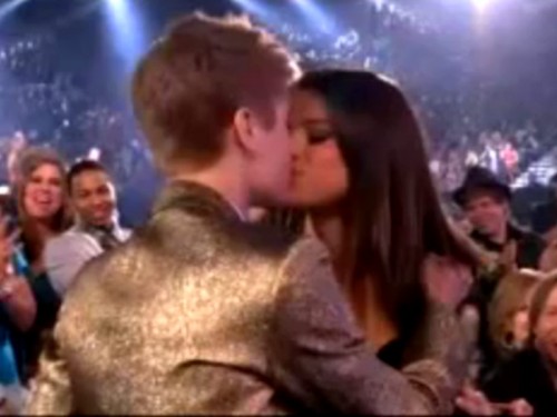 Justin Bieber et Selena Gomez s'embrassent sur les lèvres aux Billboard Music Awards!