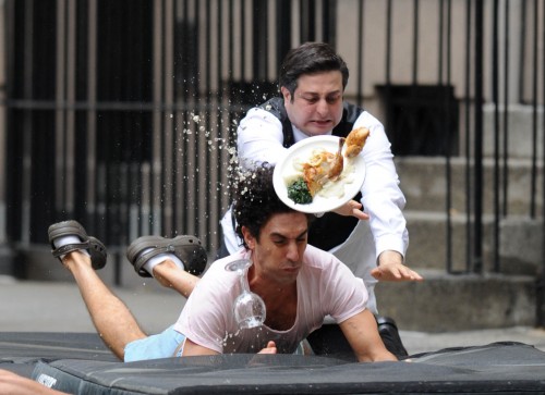 Les bas blancs dans les Crocs de Sacha Baron Cohen!