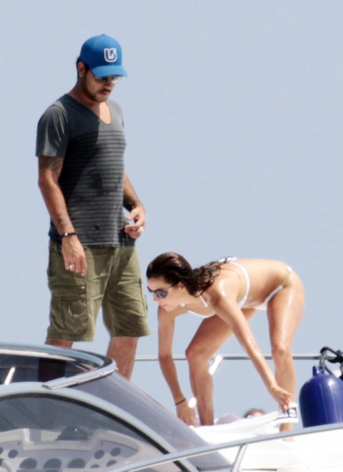 Shape de plage: les fesses d'Eva Longoria avec son chum Eduardo Cruz en Espagne