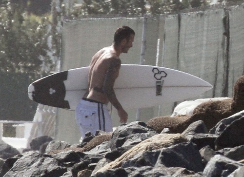 Shape de plage: David Beckham fait du surf à Malibu