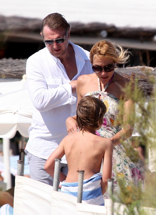Liam Neeson à la plage de Saint-Tropez avec sa fiancée