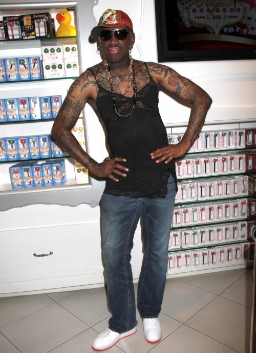 HOT or NOT: Dennis Rodman et sa camisole de fille?!