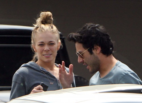 Des gens interrompent LeAnn Rimes au restaurant pour lui dire de MANGER!