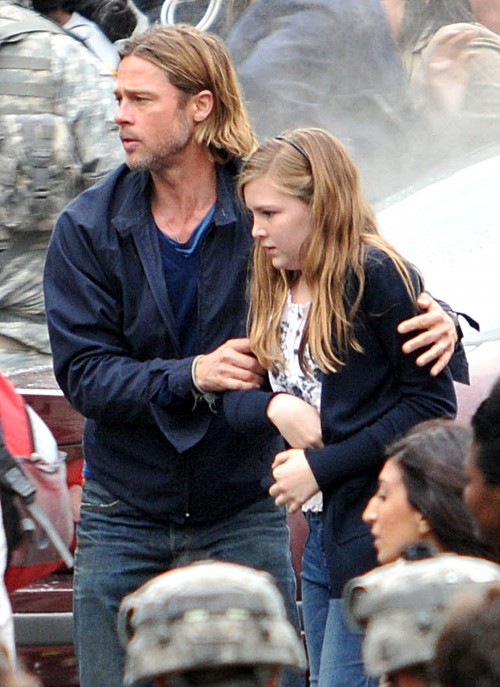 Brad Pitt sauve une femme!