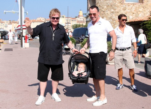 Elton John et David Furnish présentent leur fils Zachary