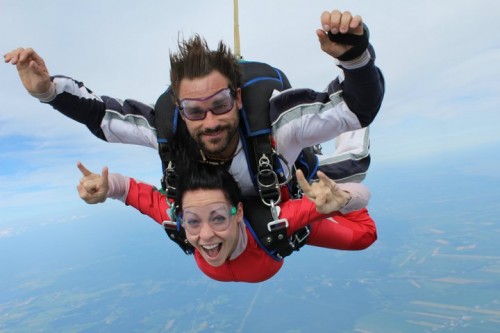 Marie-Mai fait du saut en parachute avec Guillaume Lemay-Thivierge!