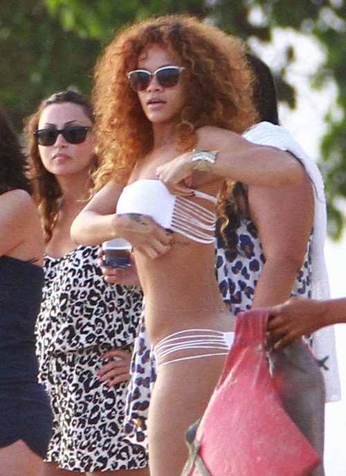 Shape de plage: Rihanna, sexy sauf au niveau des cheveux