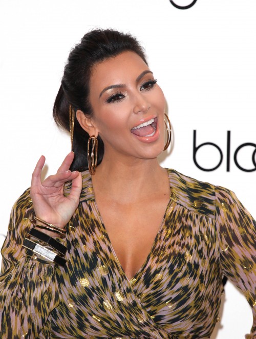 Kim Kardashian admet que ses soeurs et elle sont des traînées...pour le maquillage