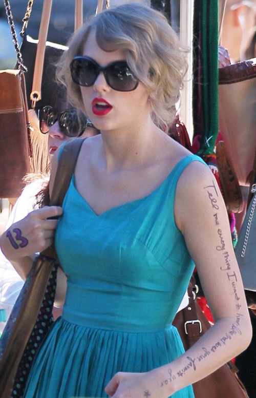 Taylor Swift et son faux tattoo des paroles d'une chanson des Dixie Chicks