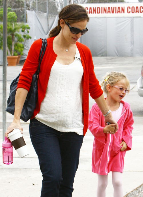 Jennifer Garner avec sa bedaine et sa fille Violet 