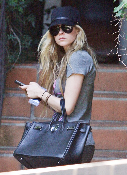 Avril Lavigne s'est fait attaquer par 5 personnes: « My face is f**ked »