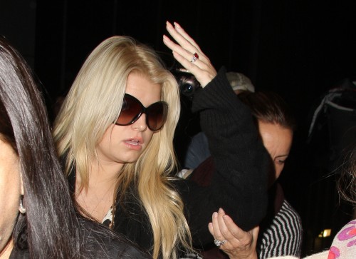 Jessica Simpson parle encore de pets sur Twitter!