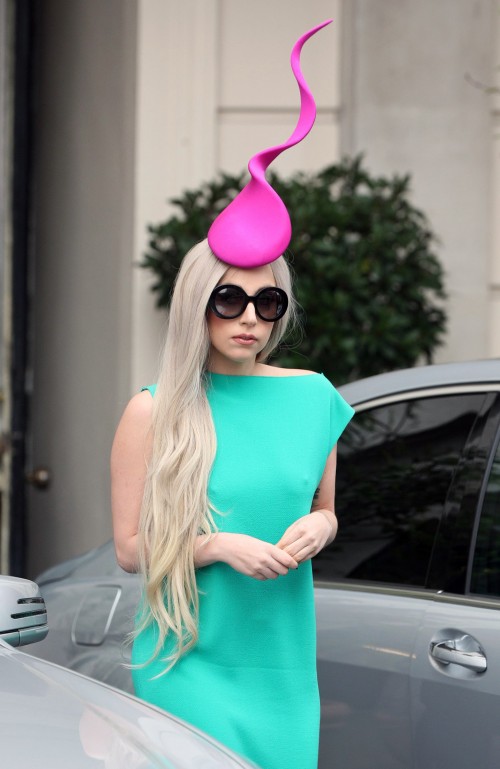 Ça passe ou ça casse: Le look spermatozoÃ¯de fluo de Lady Gaga?