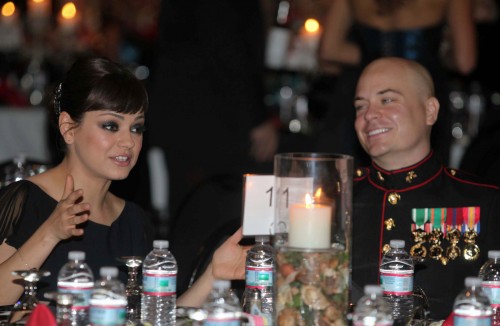 Mila Kunis a finalement accompagné le Marine à son bal «pour son pays»!