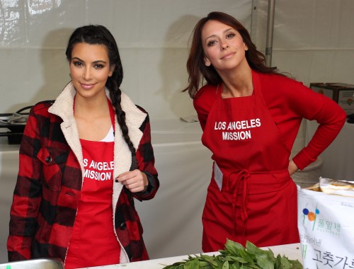 Kim Kardashian sert des repas de Thanksgiving aux itinérants