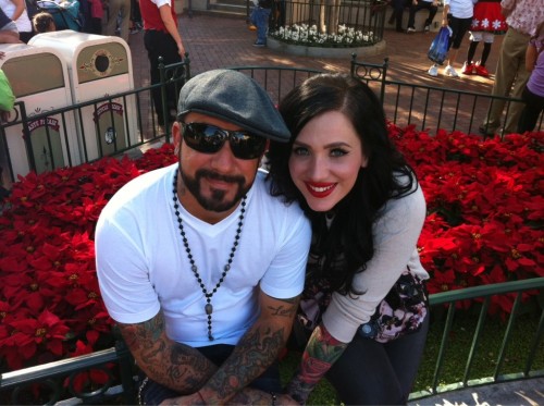 Mariage gothique, Bora Bora et deux manucures identiques pour A.J. McLean et Rochelle Karidis 