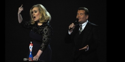 Brit Awards - deux statuettes et doigt d'honneur pour Adele